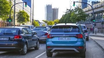 Immer mehr Autos in Deutschland: Elektrifizierung nimmt zu