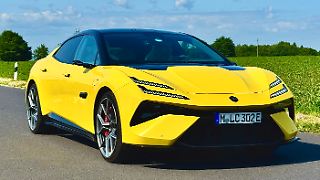 Auf Tour mit dem britischen Viertürer-Sportler Lotus Emeya
