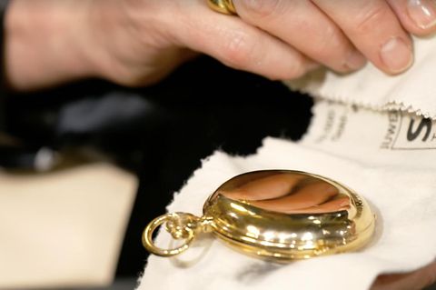 Die Verkäuferin wünscht sich 3000 Euro – doch die Taschenuhr ist viel mehr wert