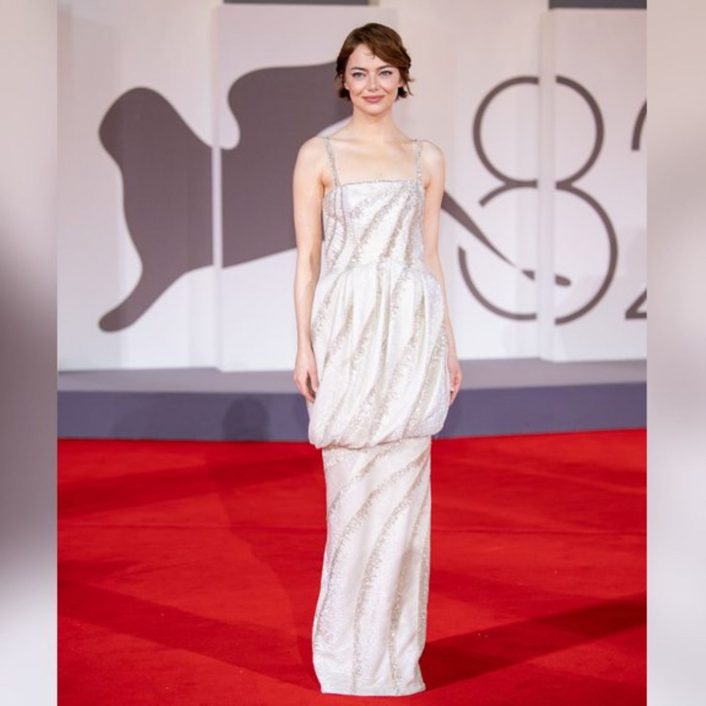 Sie strahlt in silbernem Dress