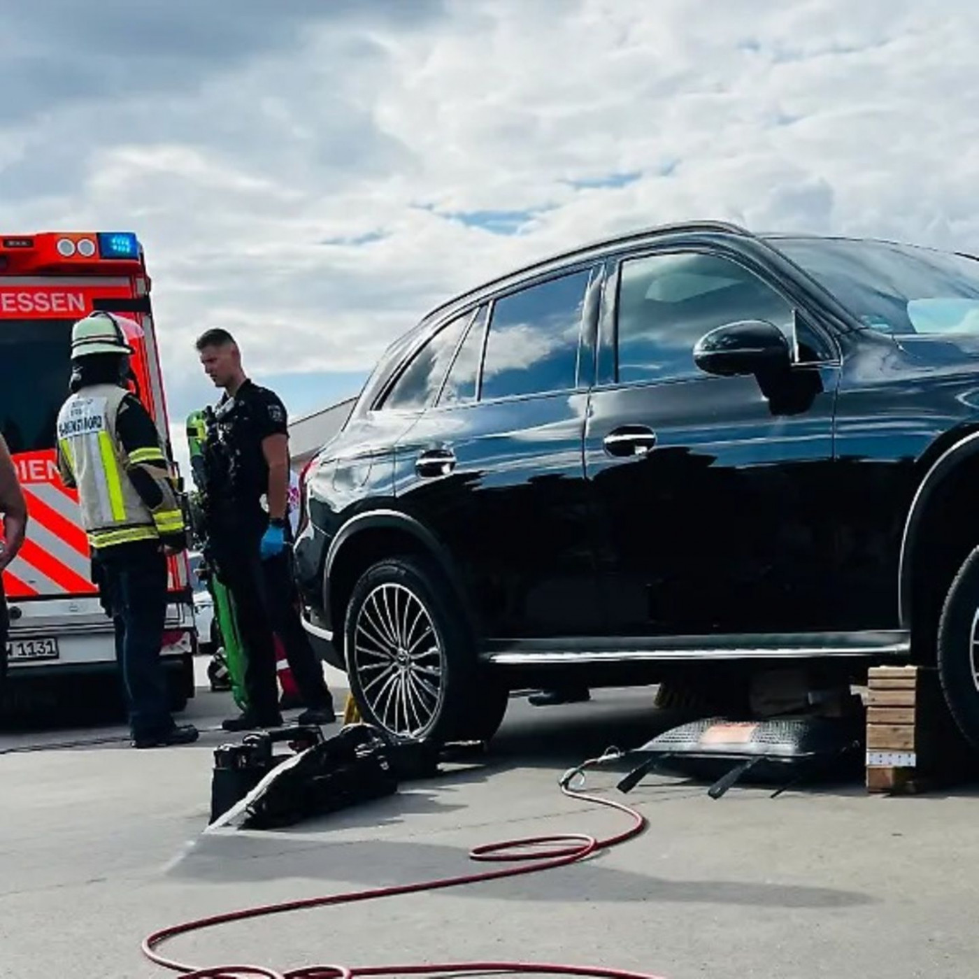 SUV-Fahrerin überrollt auf Parkdeck drei Kinder – eines schwerverletzt