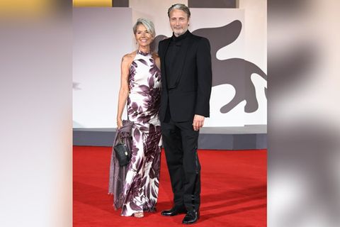 Mads Mikkelsen mit Ehefrau auf dem Red Carpet in Venedig