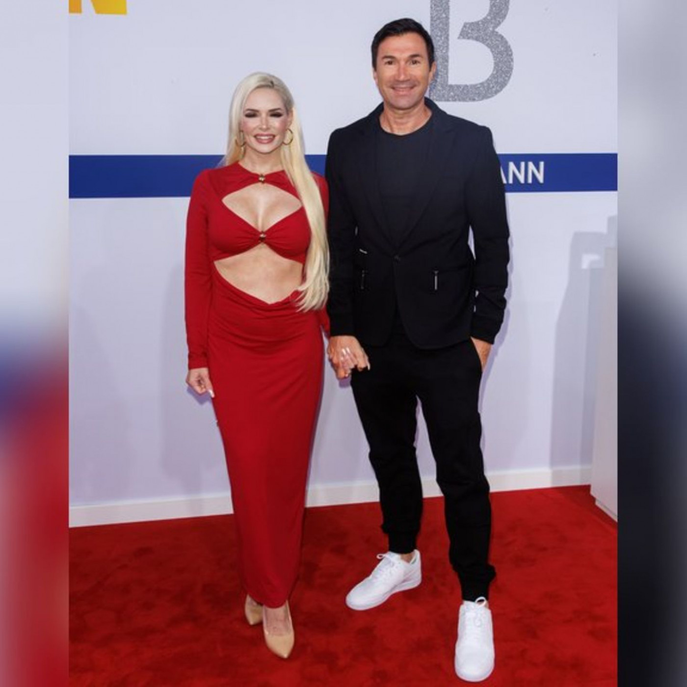 Daniela Katzenberger strahlt in Cut-out-Robe