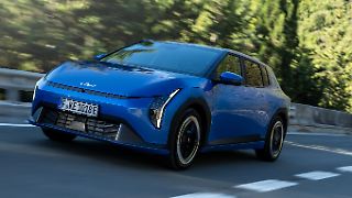 Der neue Kia EV4 kommt mit markanter Optik und viel Platz