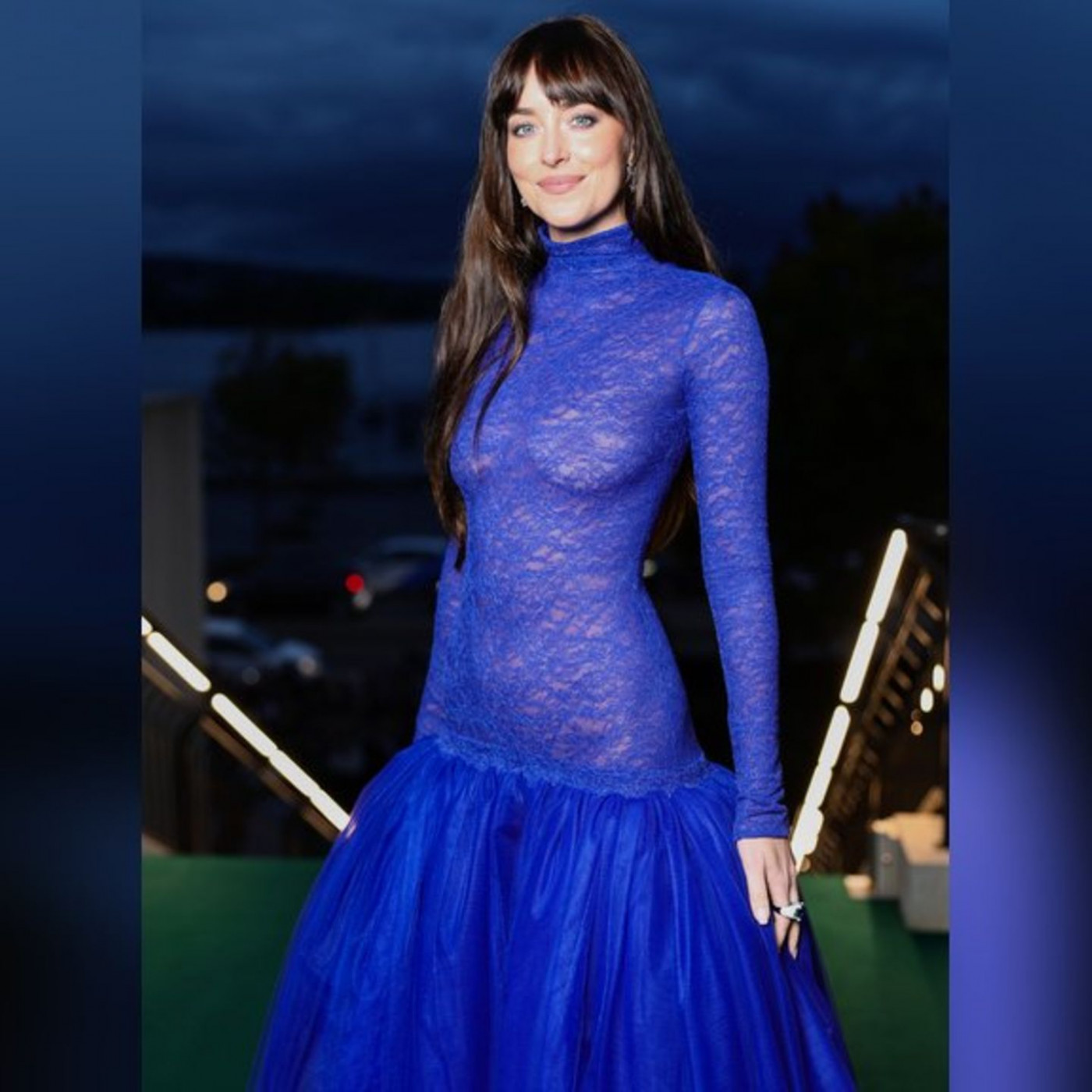 Im transparenten Kleid sorgt sie für Aufsehen