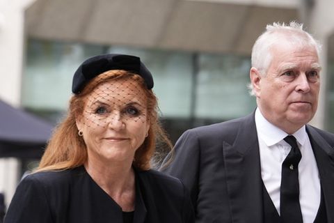 König Charles schließt Andrew und Fergie aus