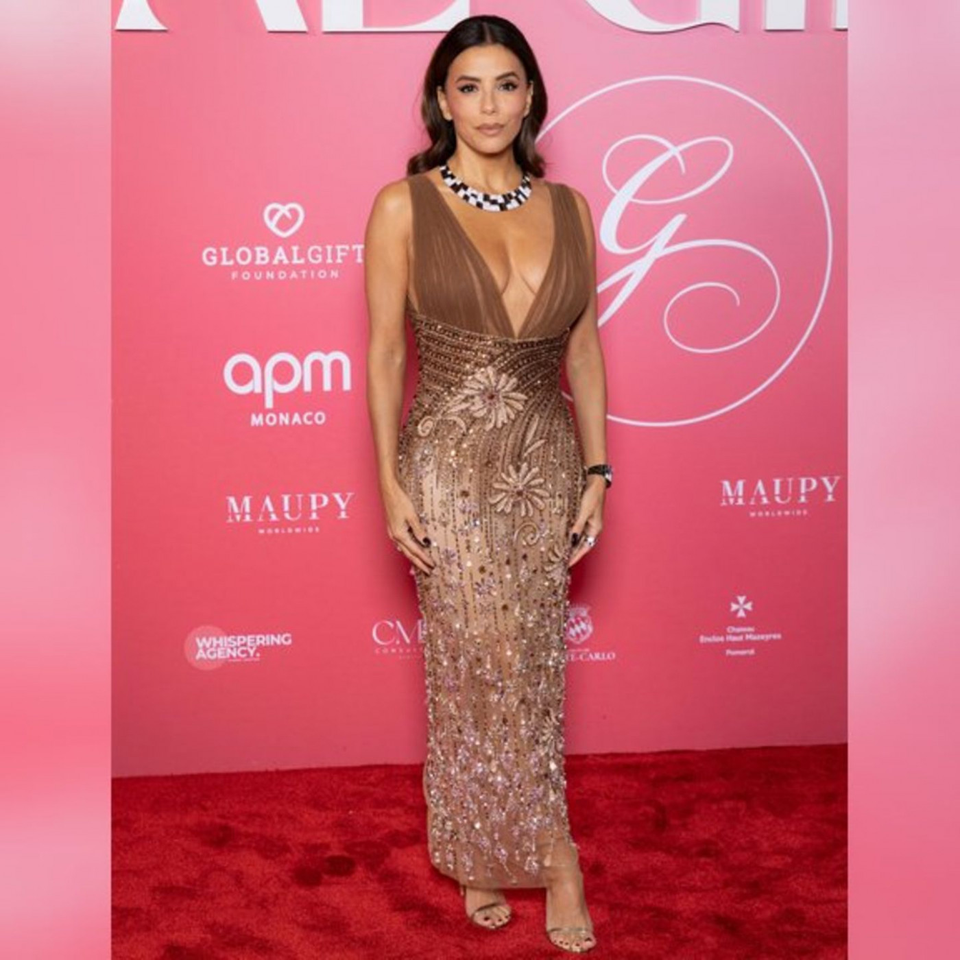 Sie strahlt in glamourösem Glitzerkleid