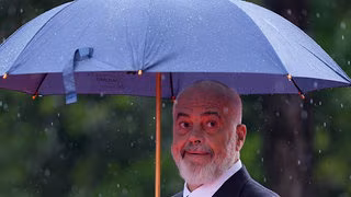 Wie Premier Rama sein Land in die Schlagzeilen bringt