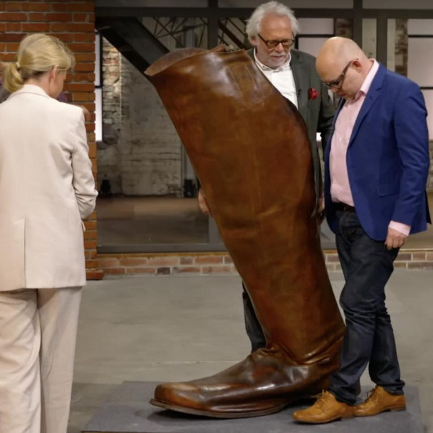 Riesiger Auftritt: Lederstiefel sorgt für Kalauer und hohe Gebote