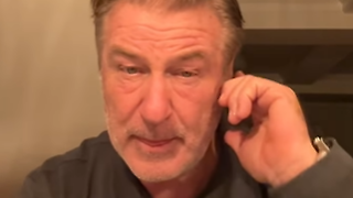 Alec Baldwin kracht bei Autounfall gegen Baum