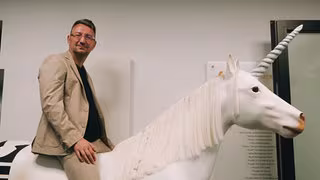 Dieser Mann verdiente allein mit dem Verkauf der Adresse Aktien. de 500.000 Euro