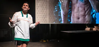 „Europa will uns immer ficken, Mesut“ – Im Theater wird Özil wieder zum Helden