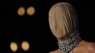 Kim Kardashian schockt mit Masken-Look