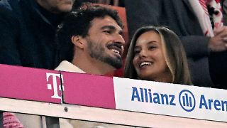 Mats Hummels und seine Freundin crashen Foto