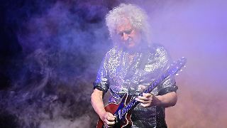 Queen-Gitarrist Brian May verspielt sich ständig auf der Bühne