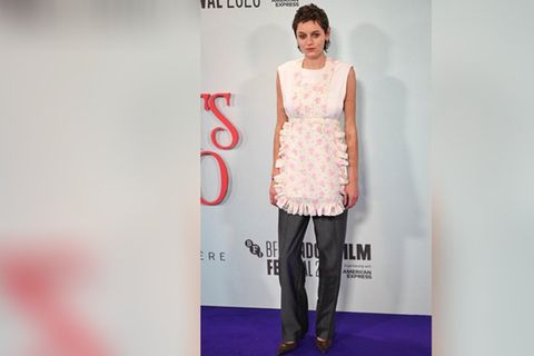 Emma Corrin trägt Blumenschürze beim Festival