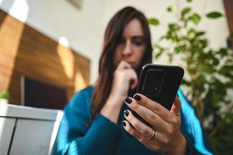 Grüner Punkt im Smartphone-Display – darum müssen Sie nun aufpassen