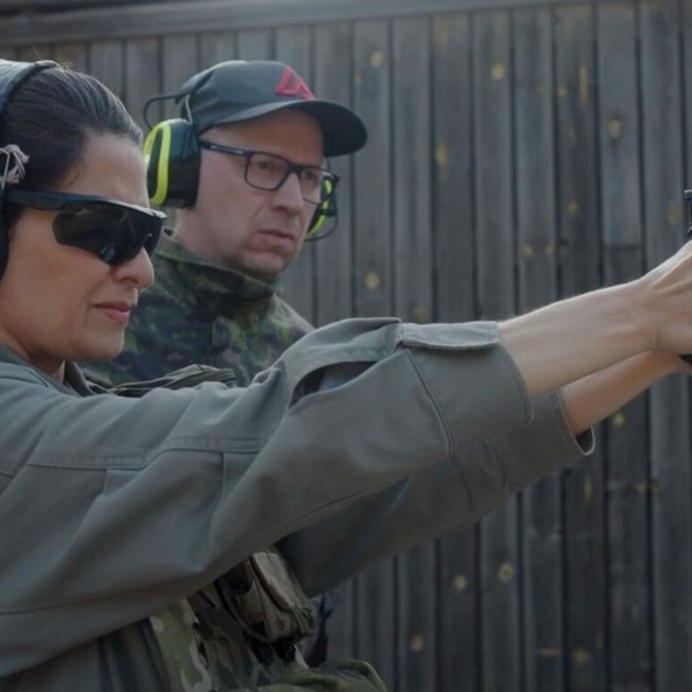 Linda Zervakis übt den Umgang mit der Waffe