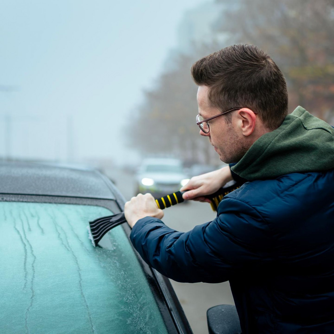 Klare Sicht in Herbst und Winter: Wie man Autoscheiben schnell eisfrei bekommt