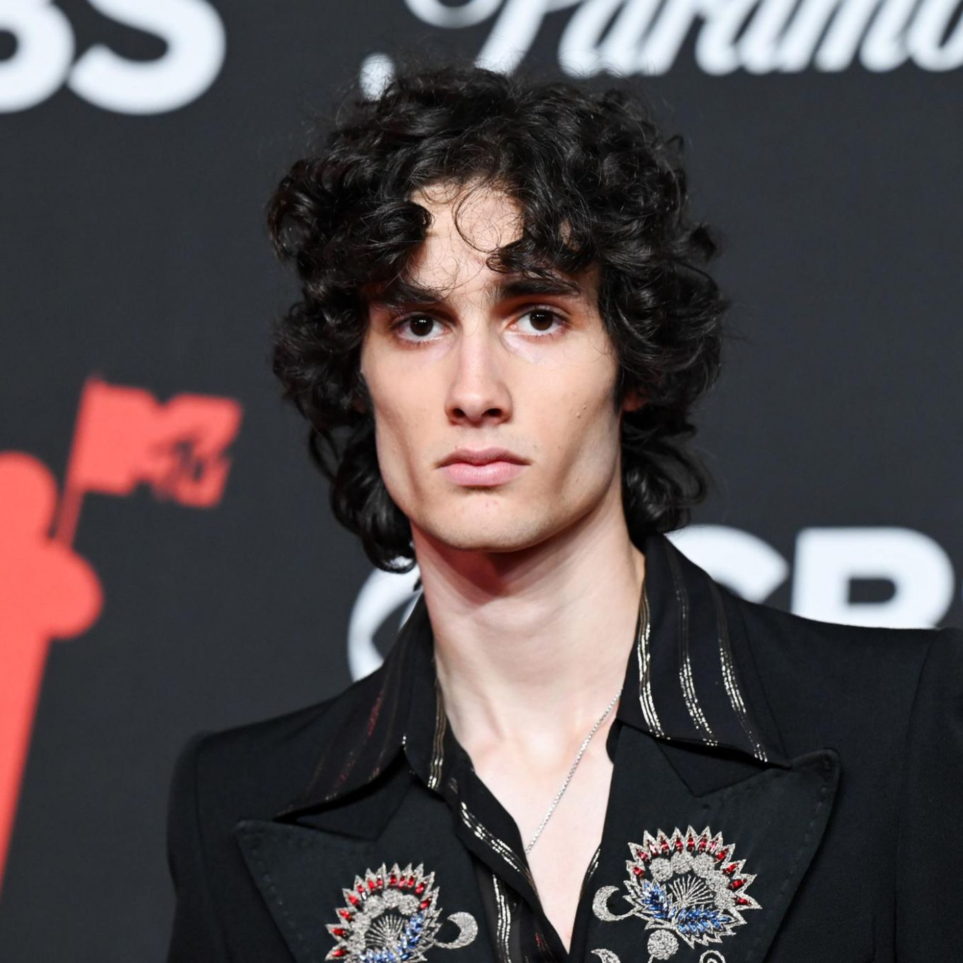 Sänger Sombr schockt mit Sex-Anspielungen vor jugendlichen Fans