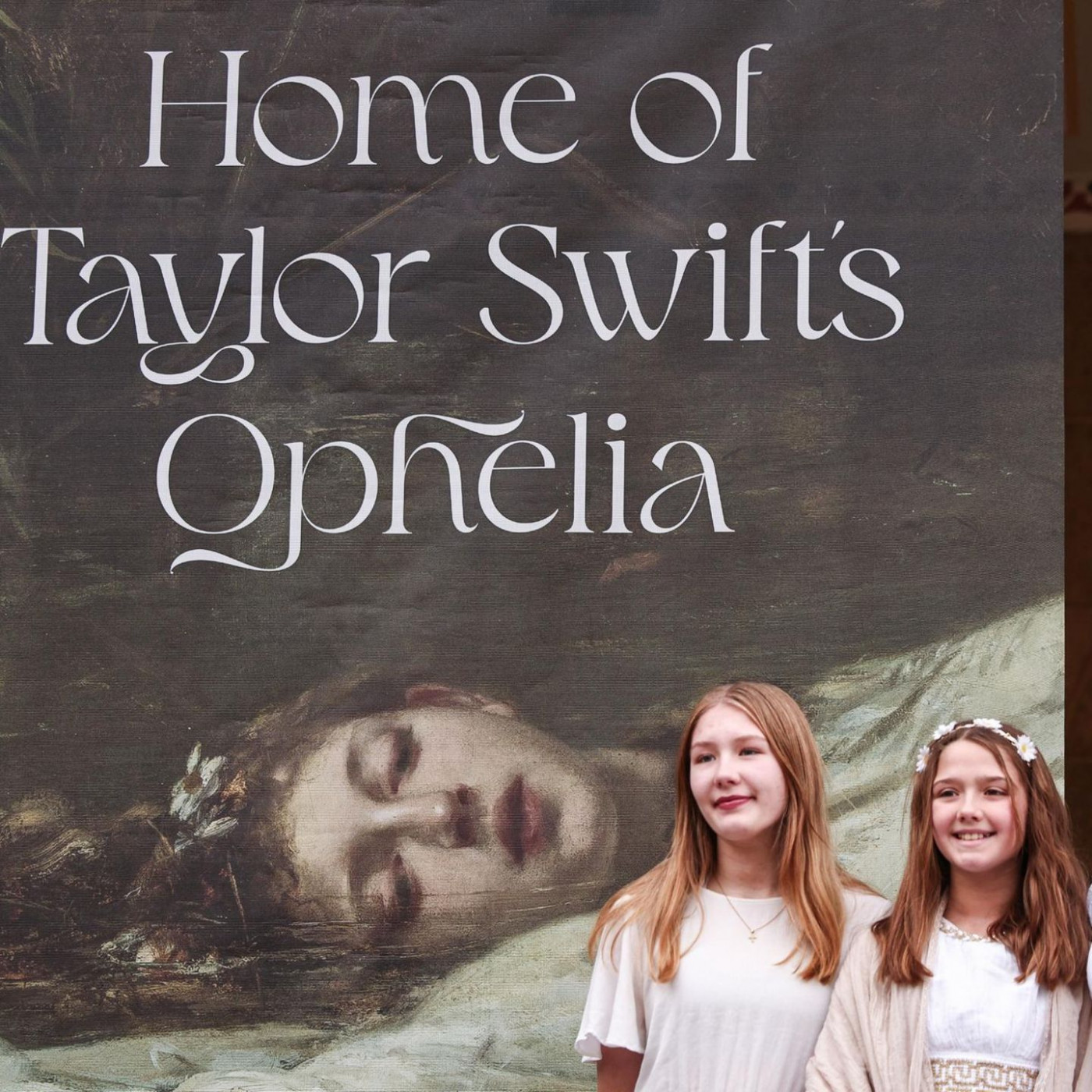 Hunderte Fans von Taylor Swift kommen zur ersten "Ophelia"-Sonderführung