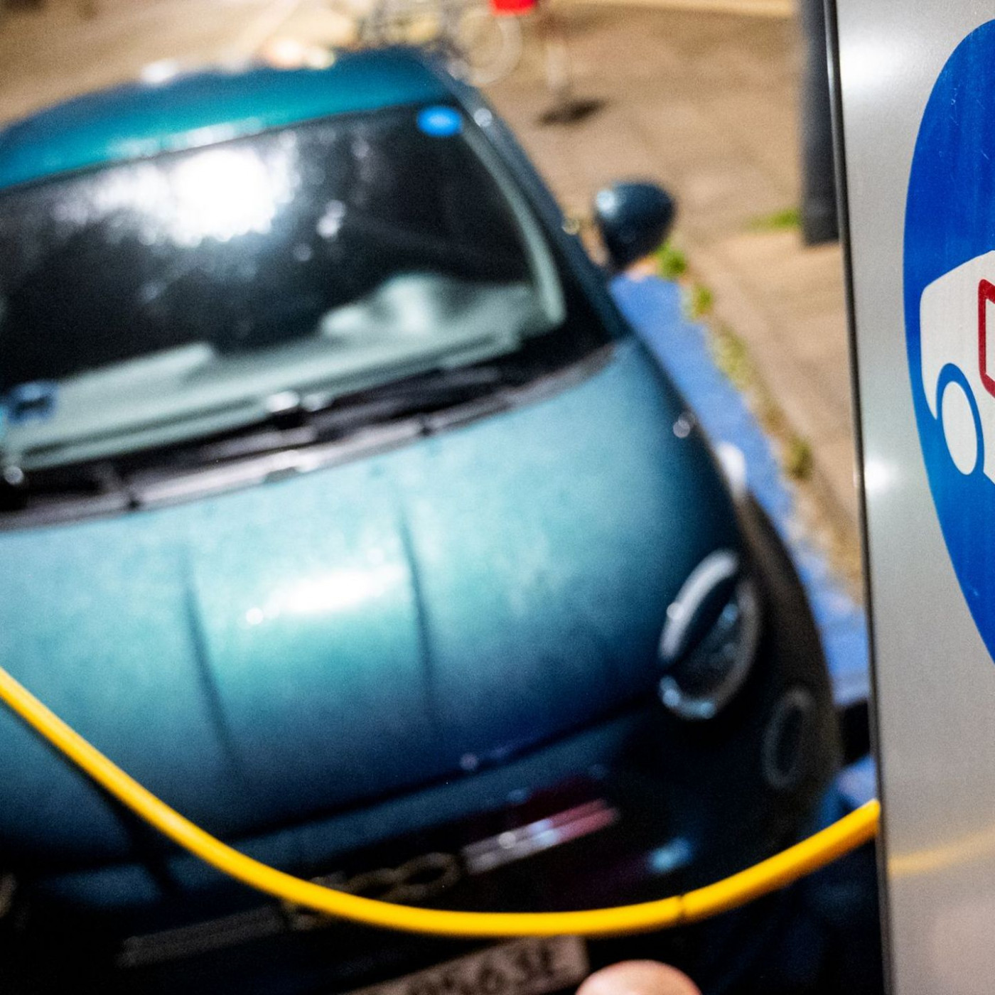 Versorgung mit Ladesäulen verbessert sich leicht