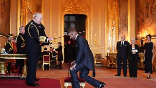 König Charles schlägt David Beckham zum Ritter