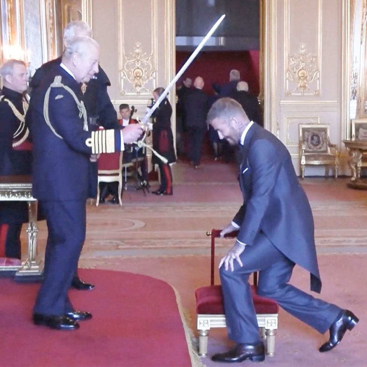 Hier wird David Beckham zum Ritter geschlagen