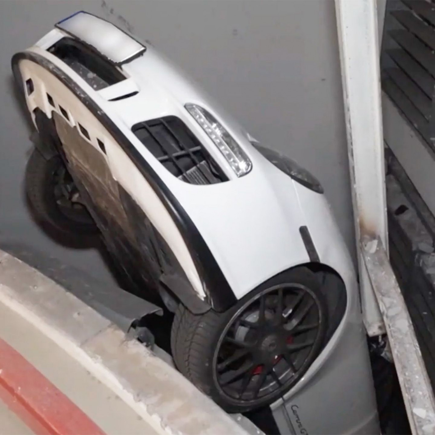 90-Jähriger stürzt mit Porsche in Luftschacht