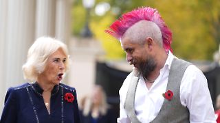 Königin Camilla verteilt Ofenkartoffeln