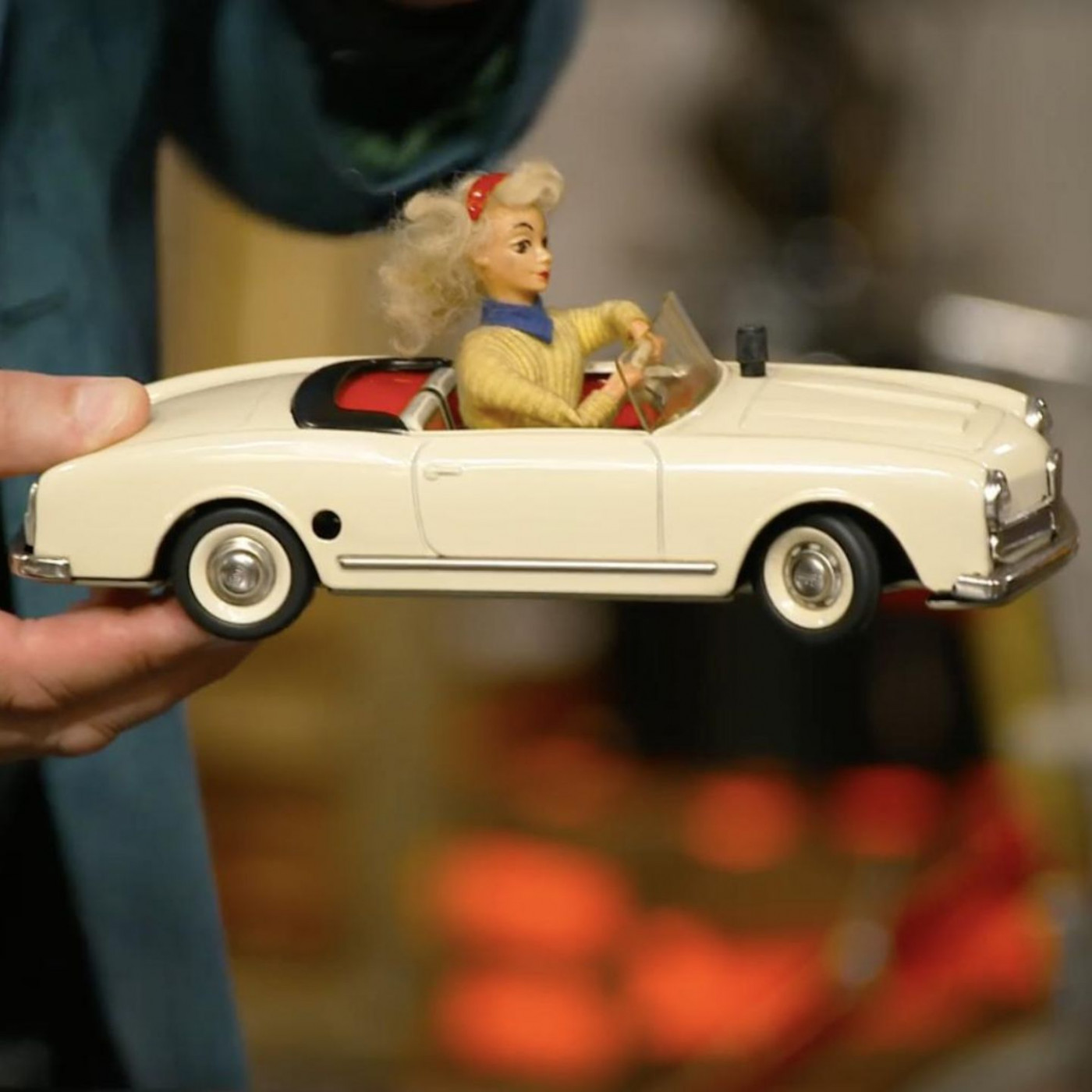 Eine Frau sitzt am Steuer: Darum ist dieses Spielzeugauto eine Kuriosität