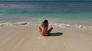 Kendall Jenner zeigt sich komplett nackt am Strand