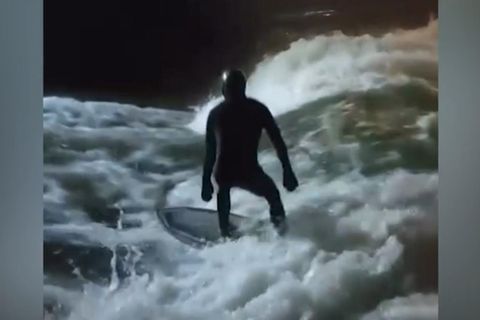 Surfer bauen Eisbach-Welle wieder auf – Video zeigt Nacht- und Nebelaktion