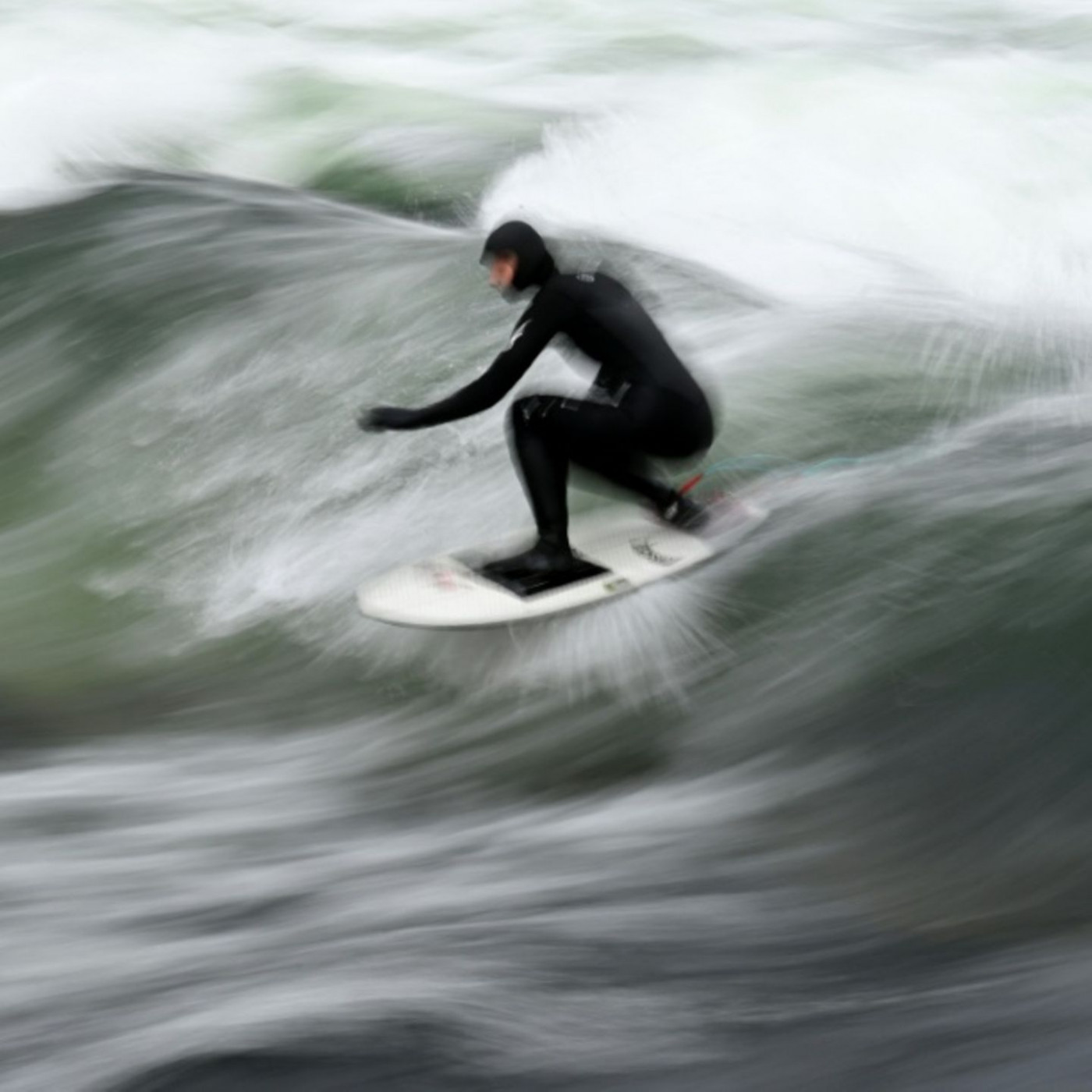 Surfer bauen sich eigene Eisbachwelle – bei Nacht und Nebel
