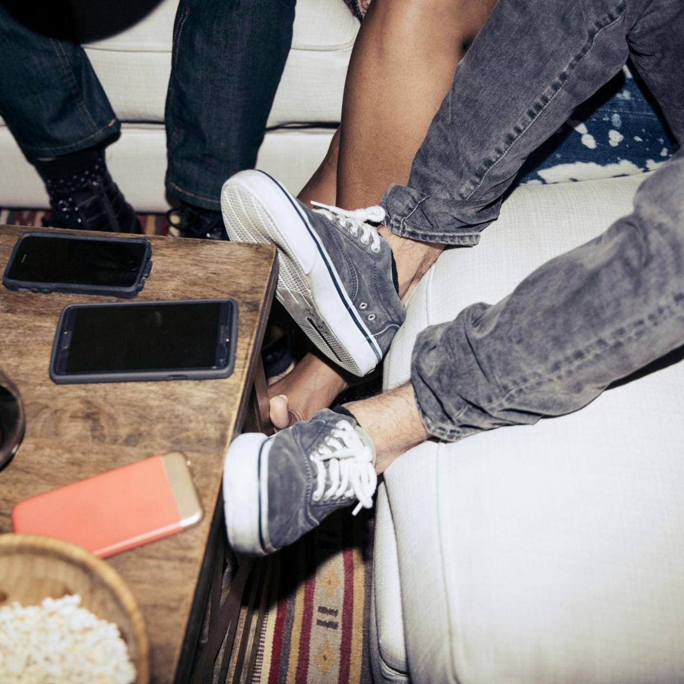 Das Smartphone auf dem Tisch liegen lassen – warum das keine gute Idee ist