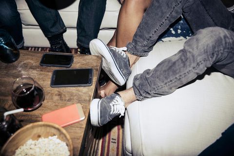 Das Smartphone auf dem Tisch liegen lassen – warum das keine gute Idee ist