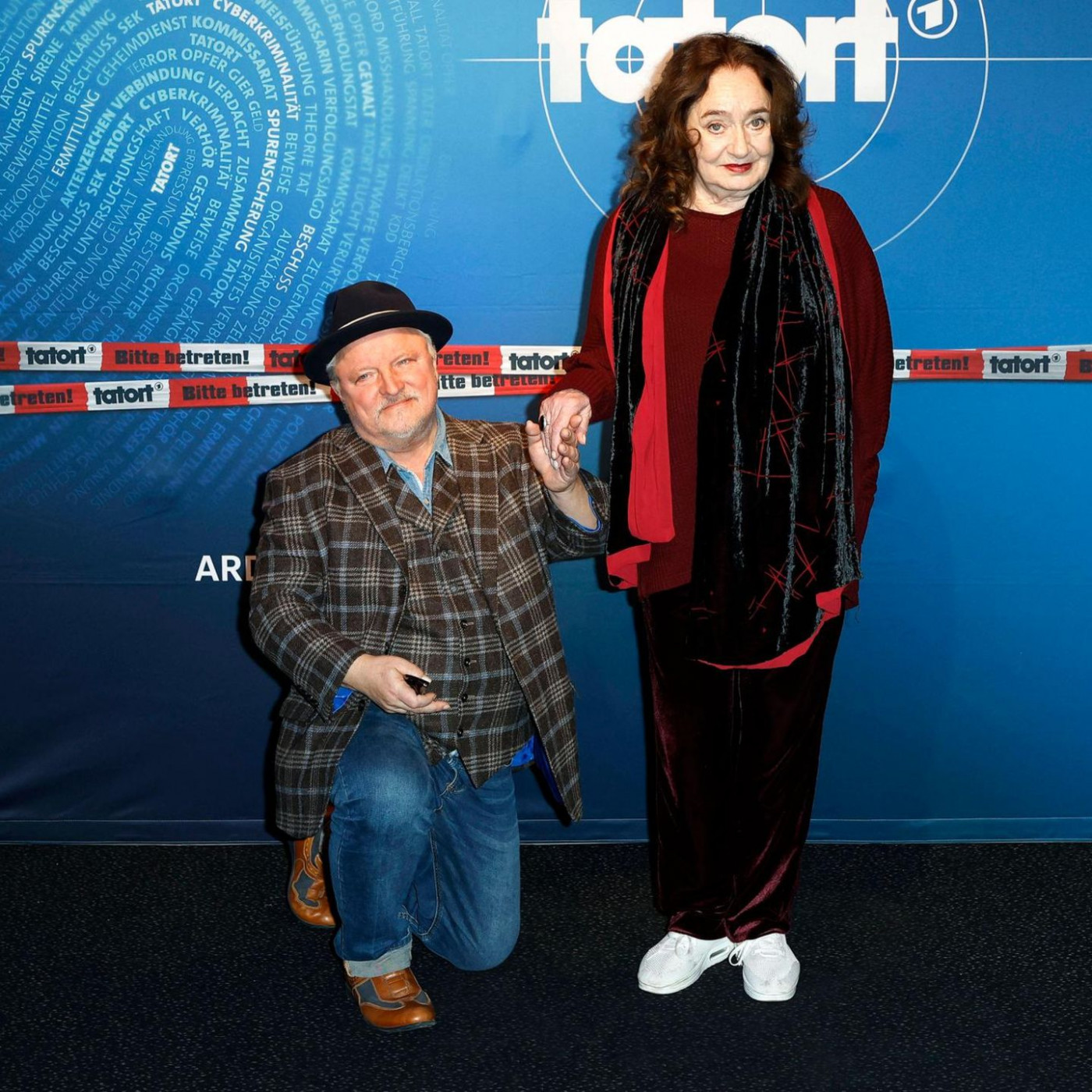 Axel Prahl kniet vor seiner "Tatort"-Kollegin Mechthild Großmann