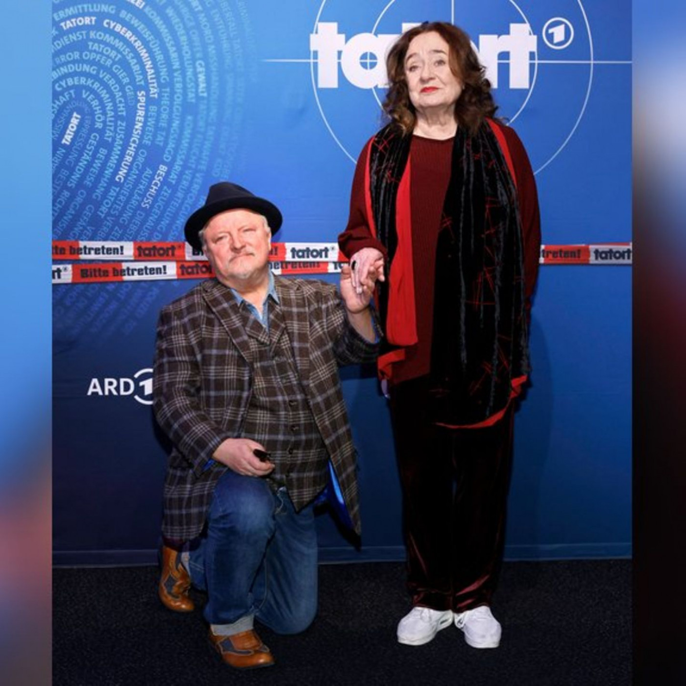 Axel Prahl kniet vor seiner "Tatort"-Kollegin