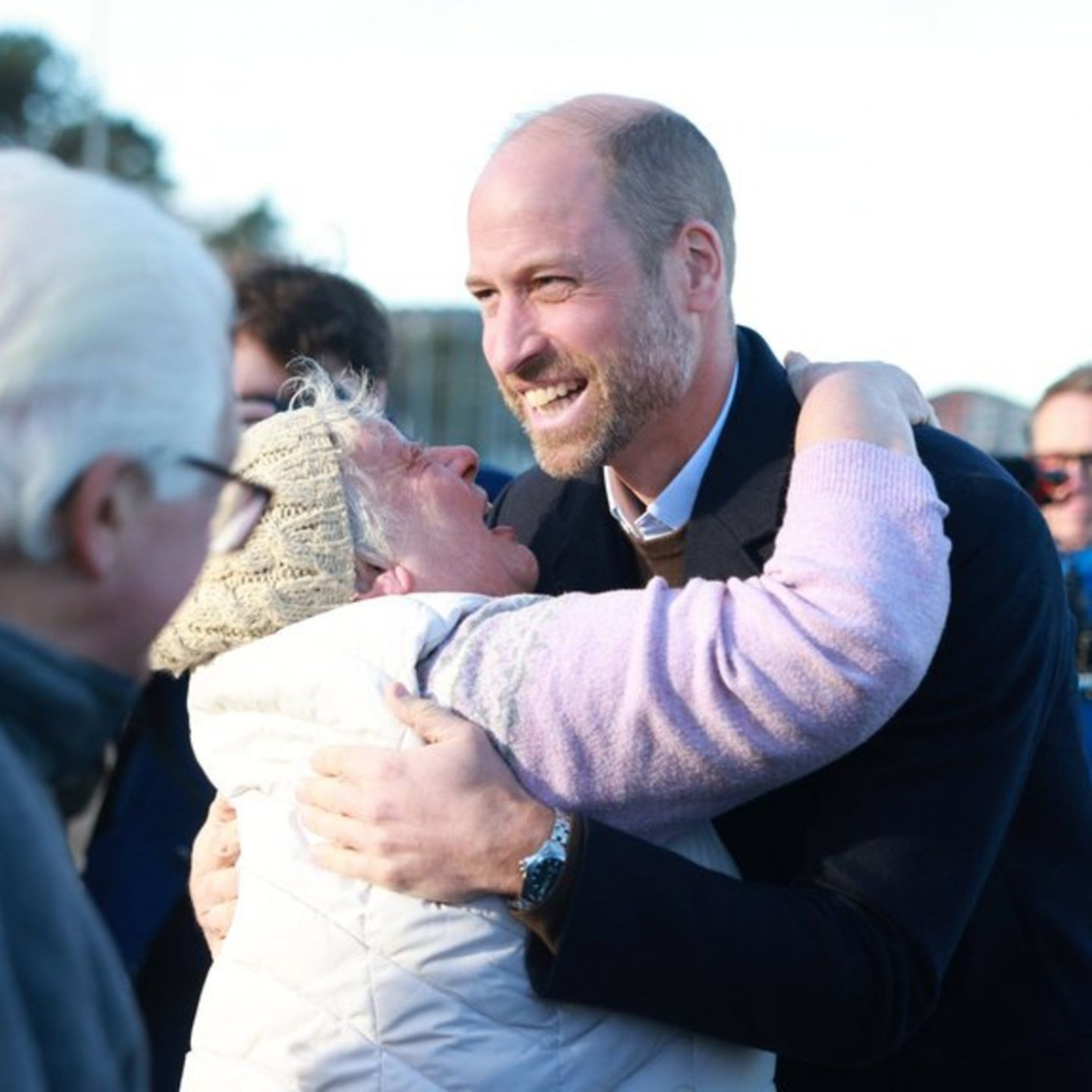 Umarmung und Spaziergang bei Besuch in Wales