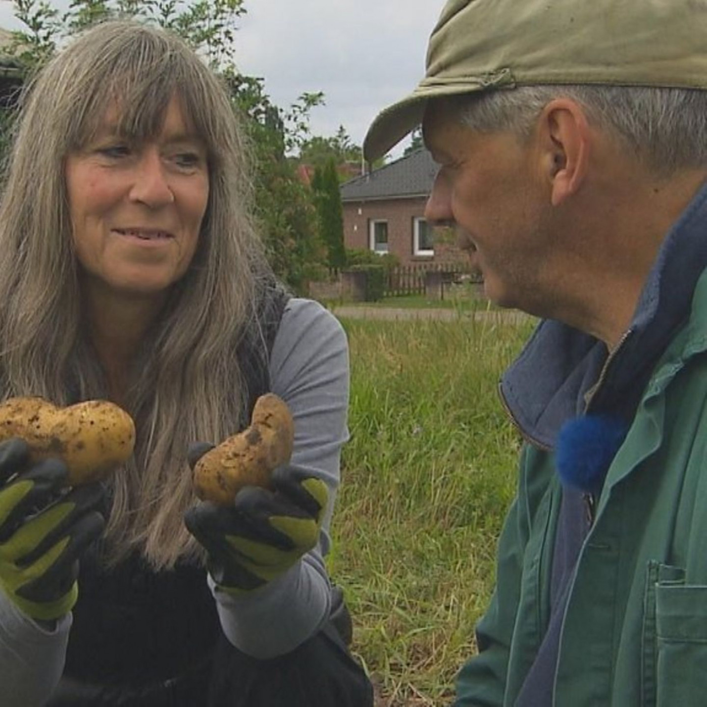 "Sexy" Abfetten und Fußkuss vor Fernseher