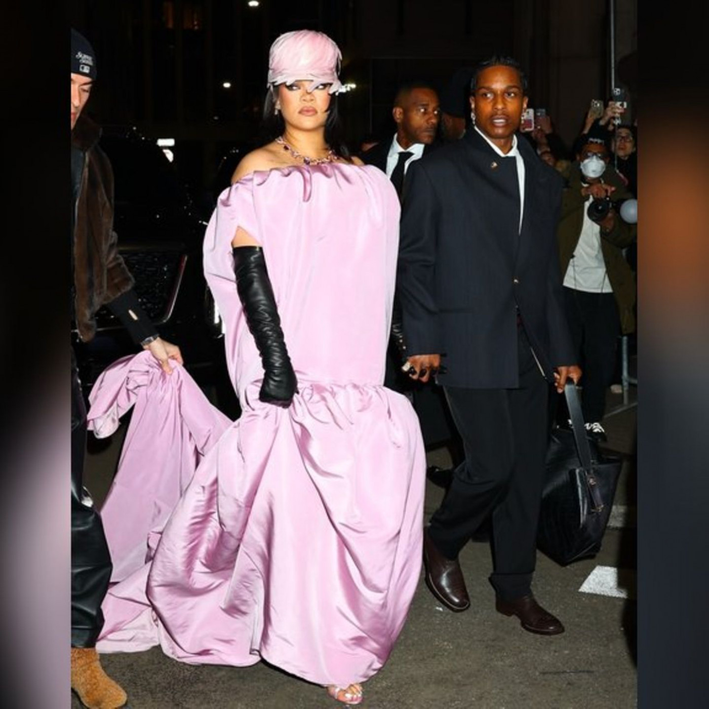 Sängerin Rihanna sorgt mit ihrem Outfit für Diskussionen