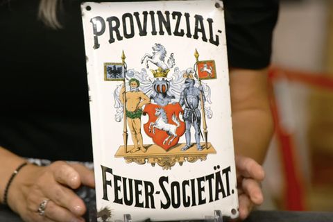 Dieses Schild rettete Leben – und löst ein absurdes Bietergefecht aus