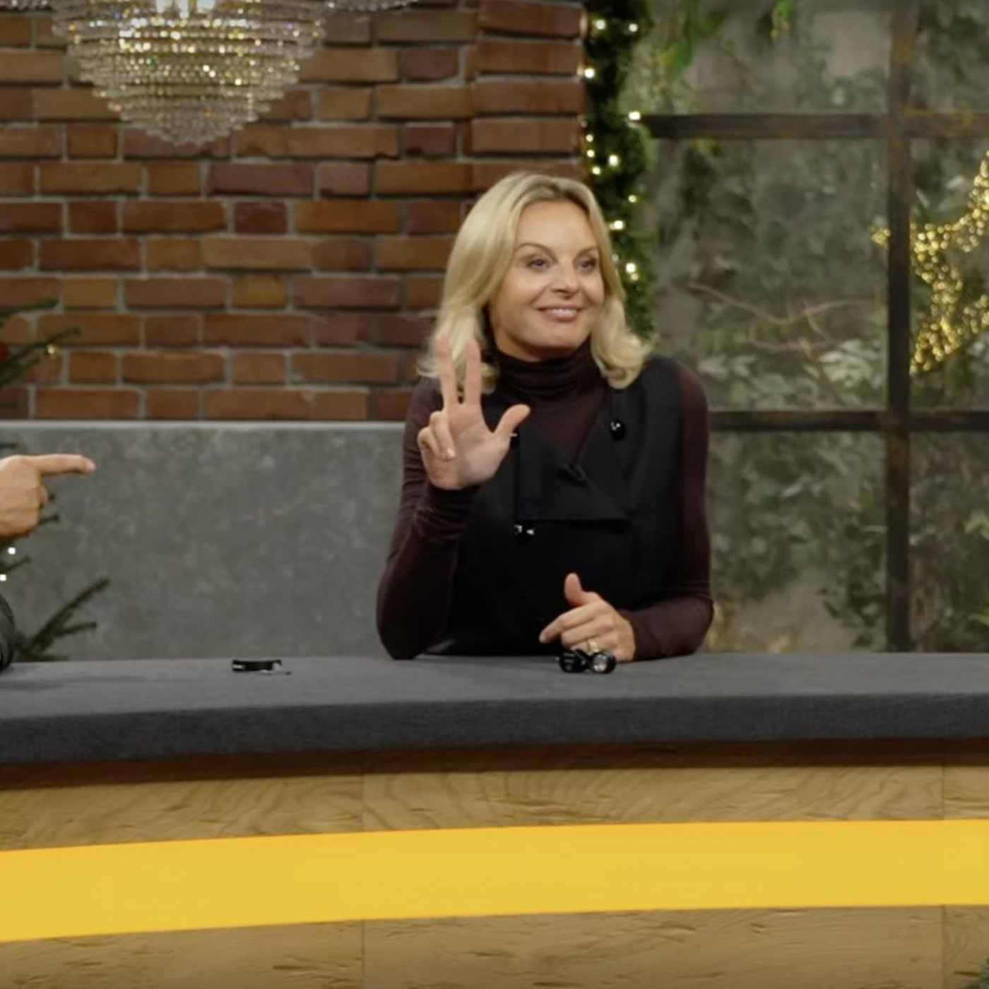 Händlerin sticht ihren Kollegen mit geheimen Handzeichen aus