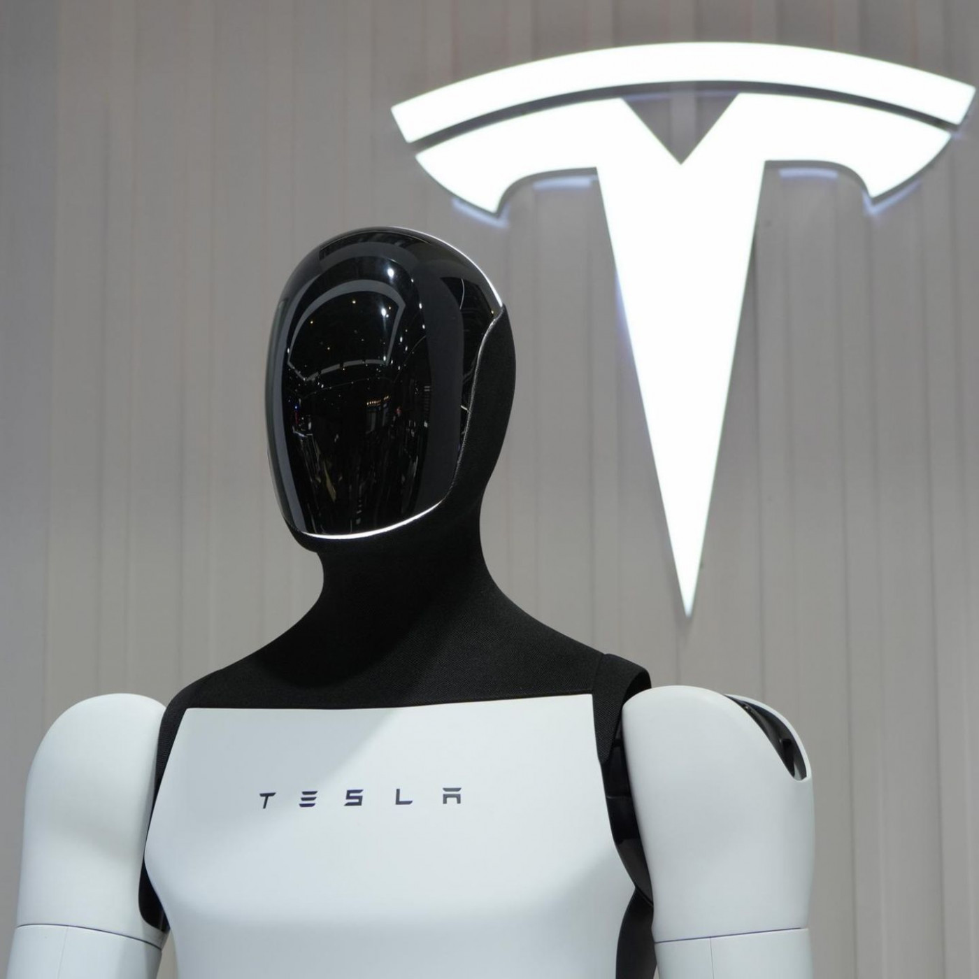 Als sein Super-Roboter einfach umfällt, fliegt Elon Musks Tesla-Lüge auf