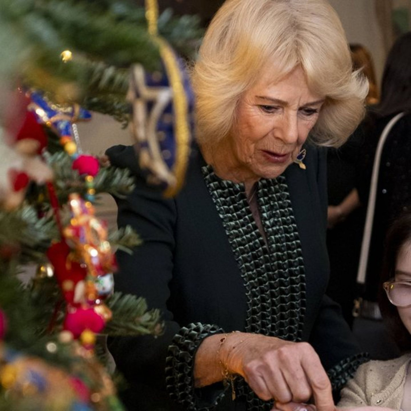 Schwerkranke Kinder schmücken Weihnachtsbaum