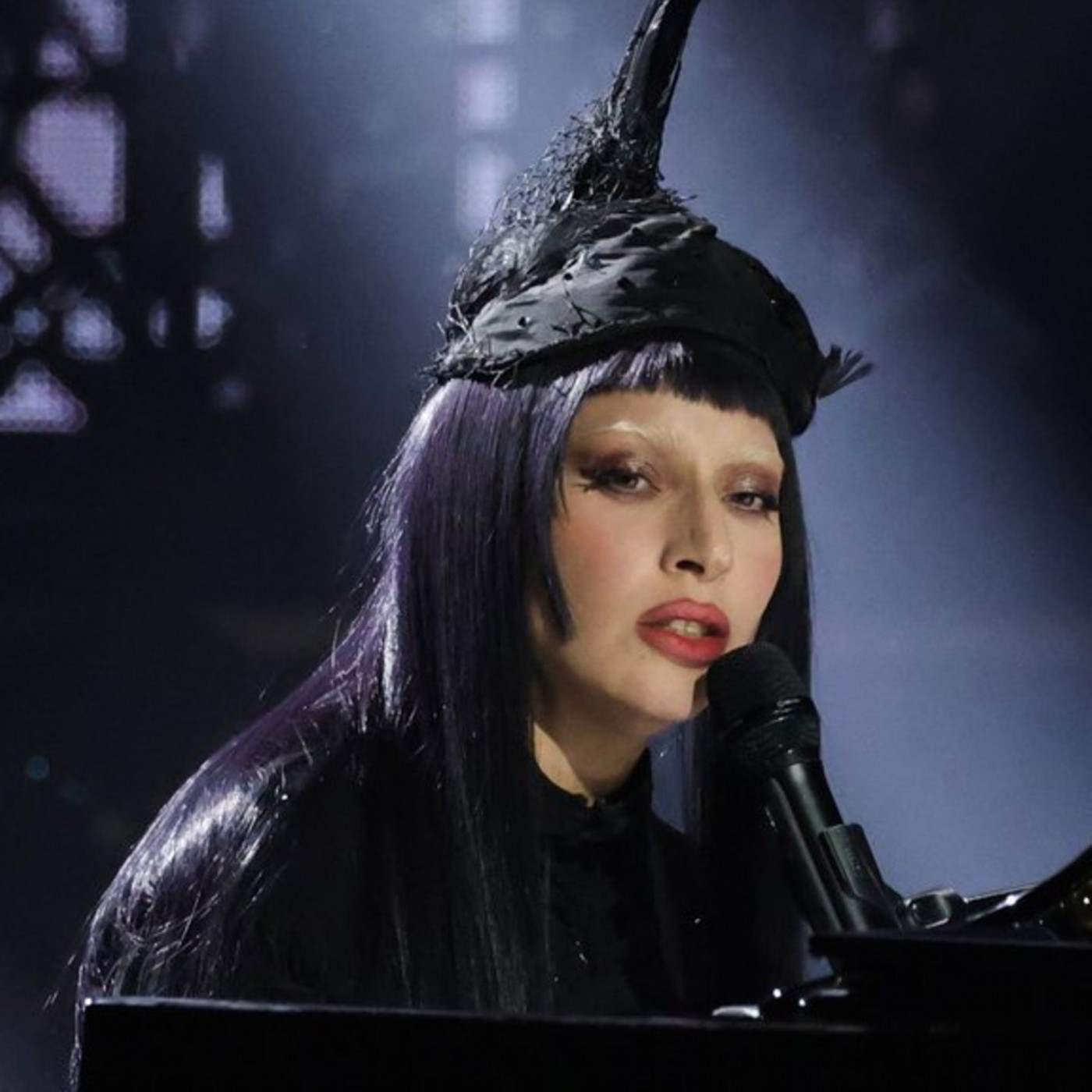 Tänzer stürzt bei Konzert von Lady Gaga von der Bühne