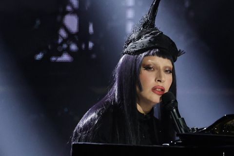 Tänzer fällt von der Bühne