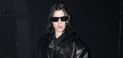 Anne Imhof schickt Liebesgr&uuml;&szlig;e aus der Influencer-H&ouml;lle