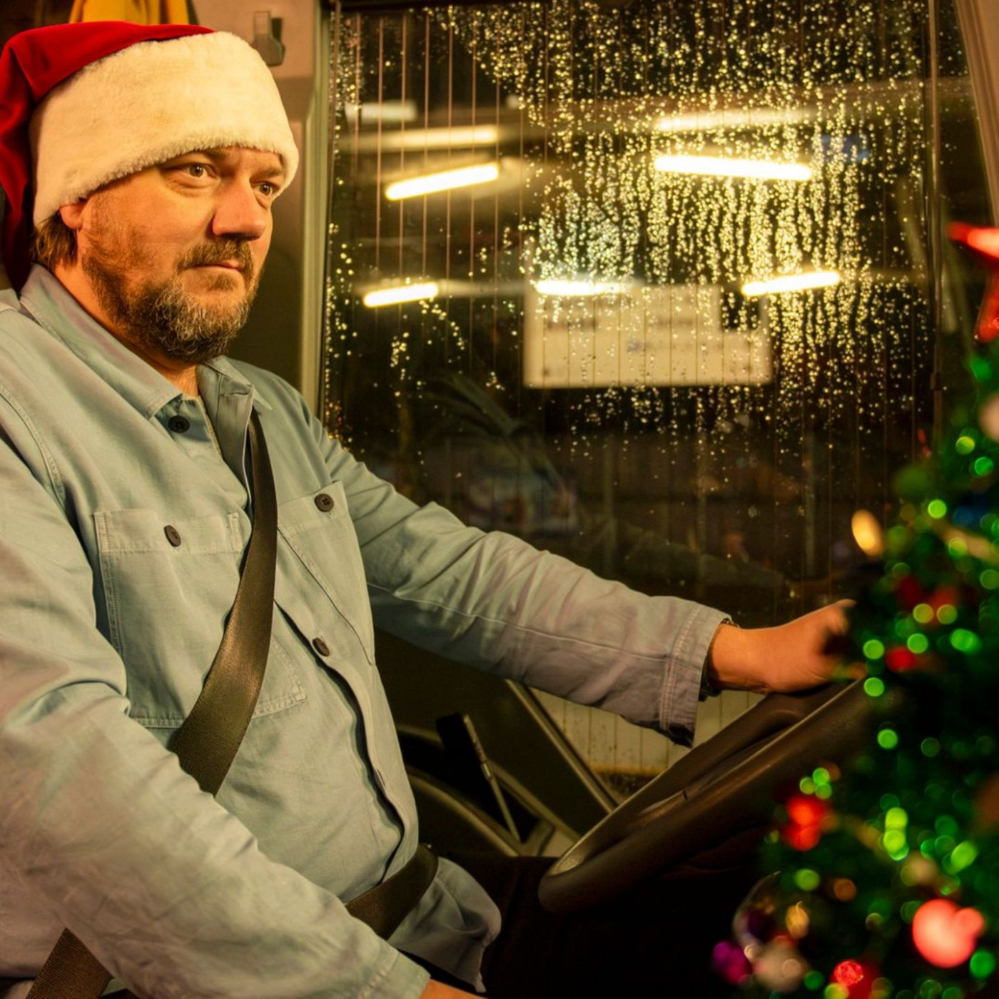 Im Fernbus zum Fest: Charly H&uuml;bner wird zum weihnachtlichen Busfahrer