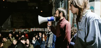 Hakenkreuz, EU-Flagge und Nato-Stern sind durchgestrichen, man bek&auml;mpft jede &bdquo;Okkupation&ldquo;